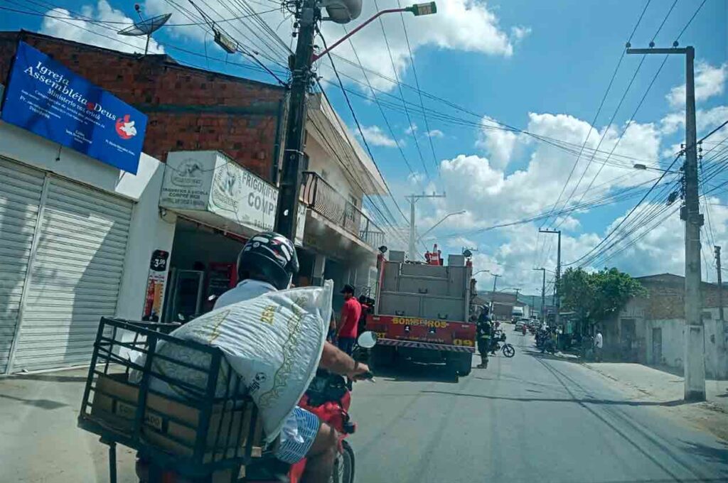 Placa solar causa incêndio em supermercado de União dos Palmares