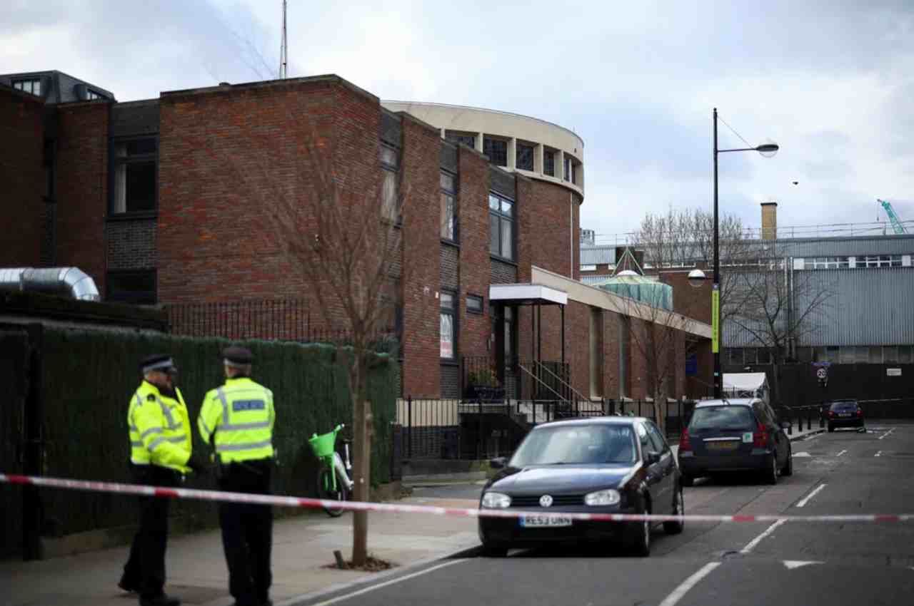 Guardas em Londres perto do local onde aconteceu o tiroteio | © Henry Nicholls/Reuters