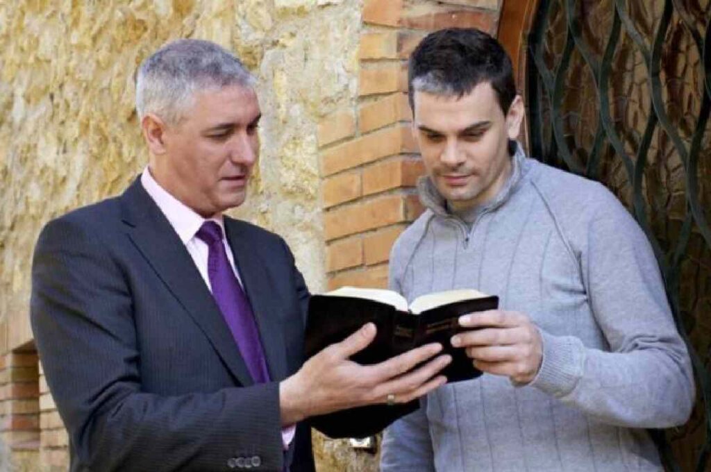 Testemunhas de Jeová realizam ação de evangelismo e falam de esperança para 2023