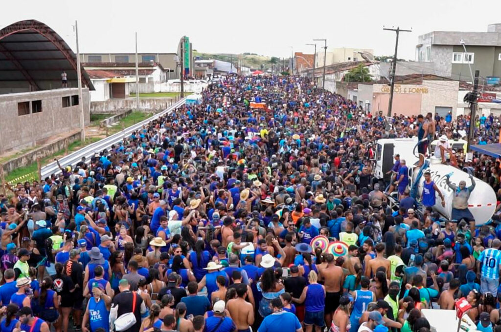Bloco Tudo Azul reúne milhares de foliões em Murici na terça de carnaval