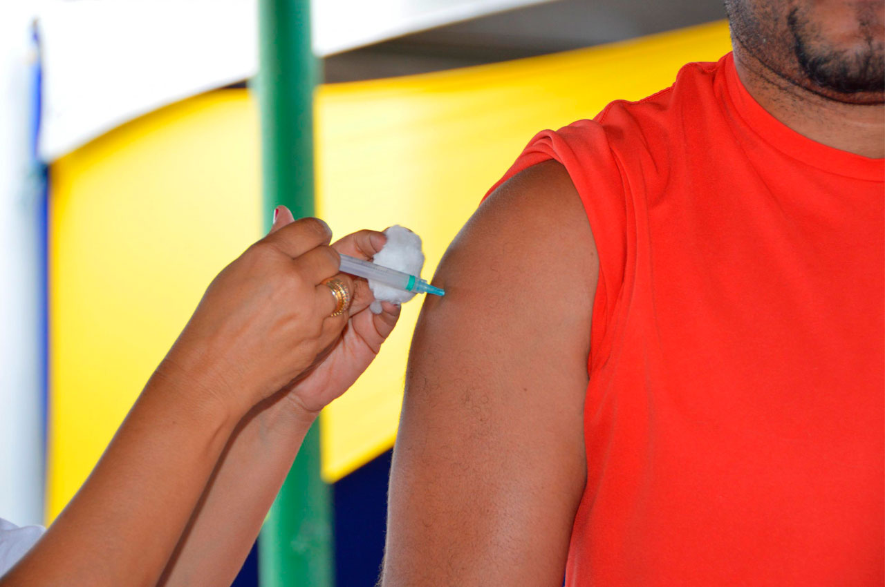 Homem tomando vacina contra Covid-19 | © Carla Cleto