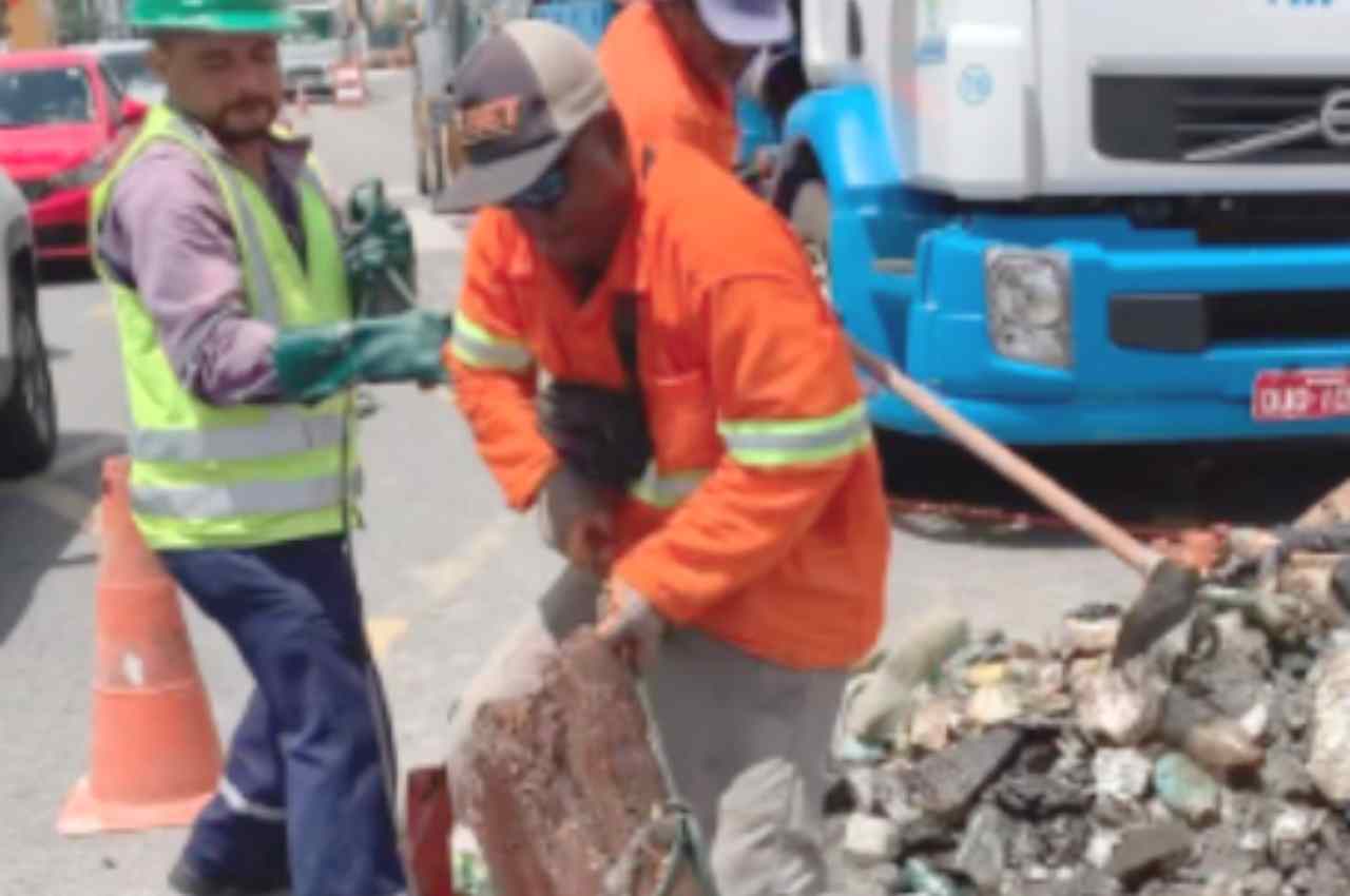 Capacete, tronco de arvore e até geladeira são retirados de redes de drenagem em Maceió