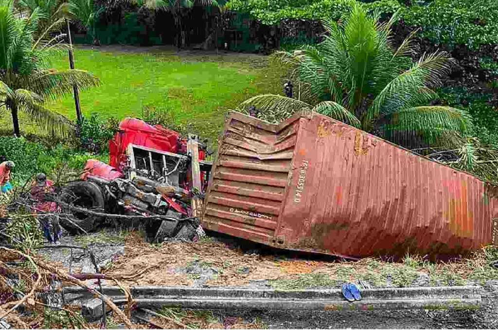Idoso fica ferido após capotamento de caminhão na BR-101, em Joaquim Gomes