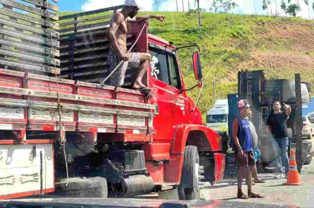Homem fica preso às ferragens após acidente entre dois caminhões em Joaquim Gomes