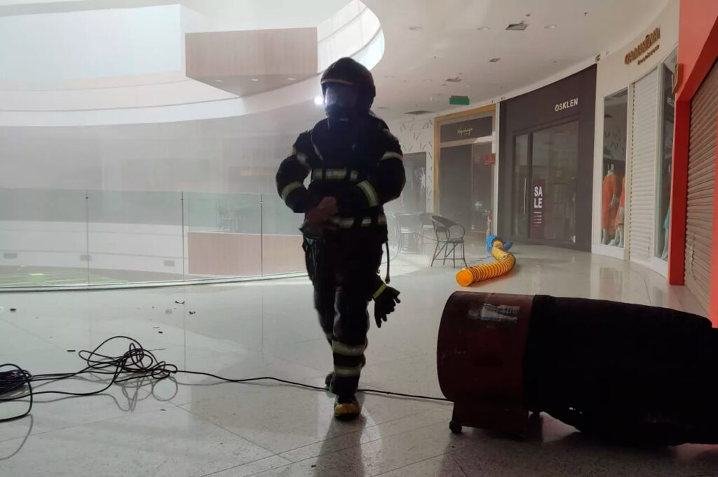 Bombeiros controlam princípio de incêndio em loja de shopping em Maceió