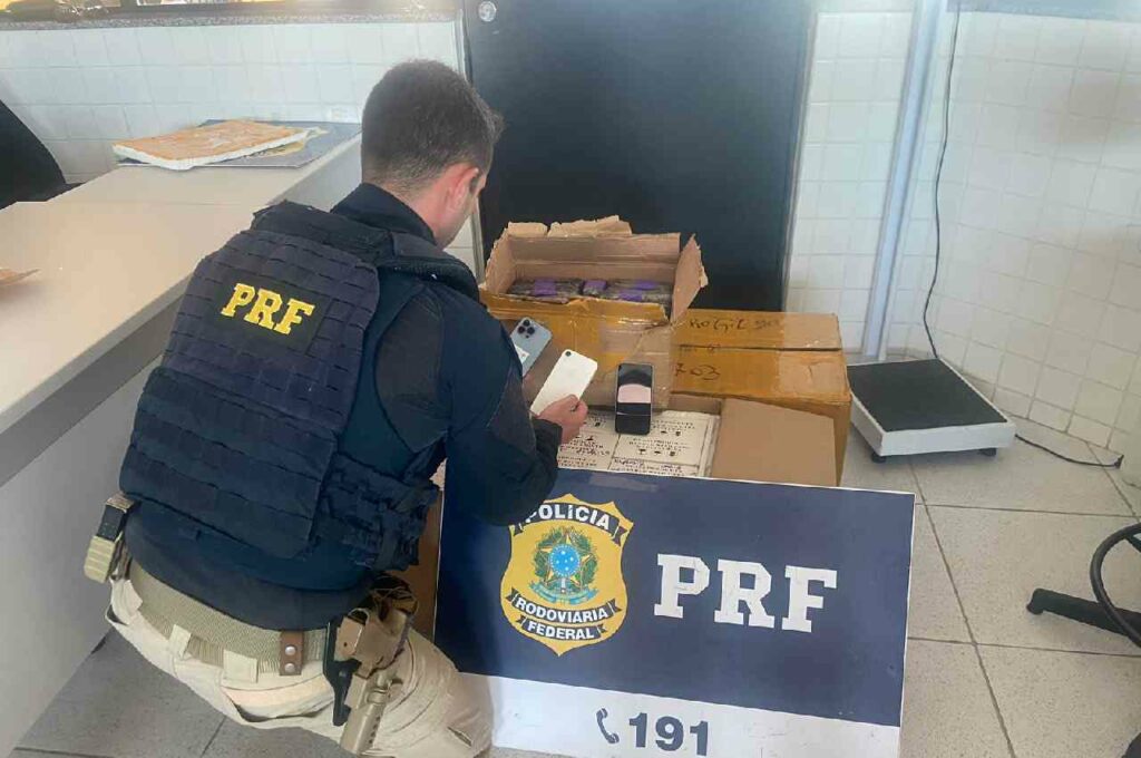 PRF faz apreensão de acessórios e celulares que seriam comercializados sem nota fiscal