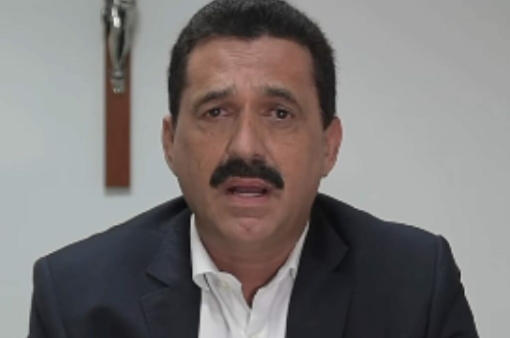 Prefeito de Limoeiro denuncia tentativa de assassinato e difamação por parte de deputado