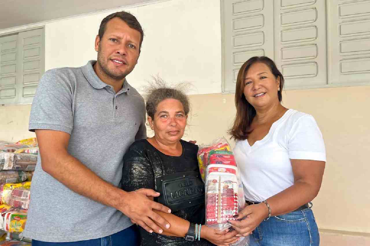 Vice-prefeito Remi Filho doando cestas básicas | © Cortesia 