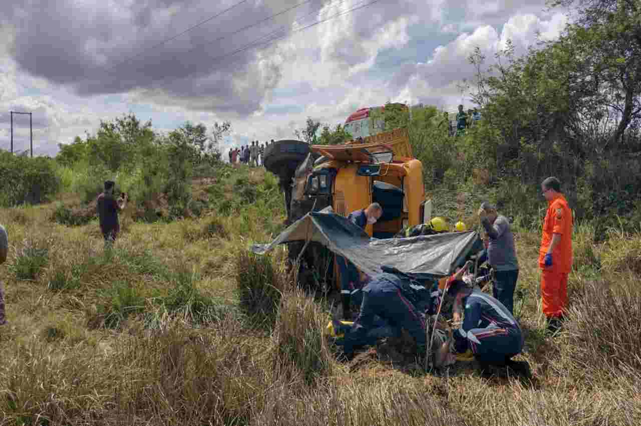 Caminhão envolvido no acidente na AL-220 | © Josival Meneses/ Já é Notícia