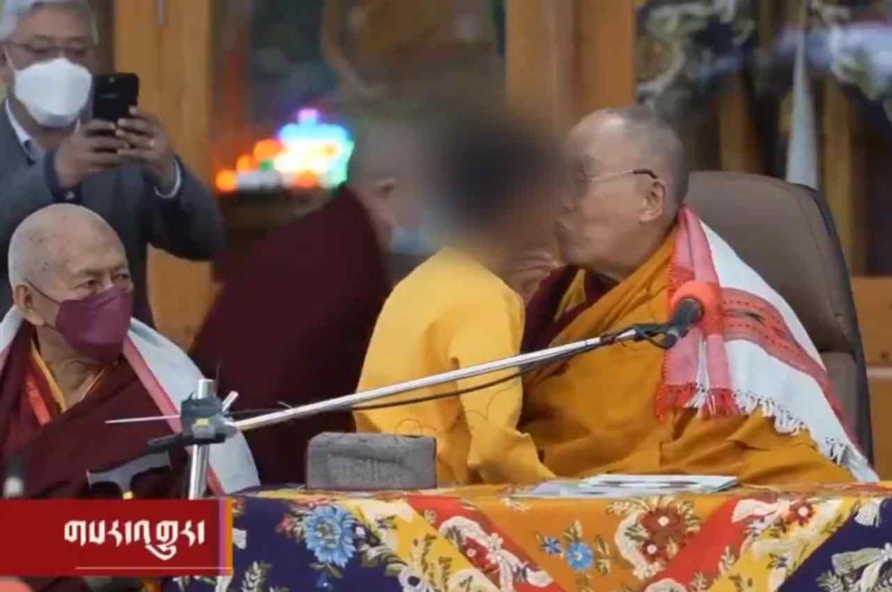 Na filmagem, é possível ver Dalai Lama puxando o rosto do garoto para encostar sua boca na dele | © Reprodução/Redes Sociais 