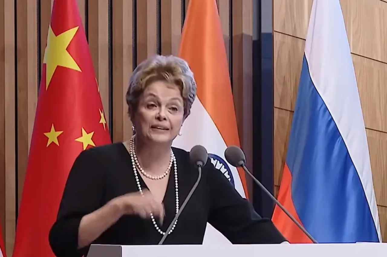 Dilma em seu discurso de posse, em Xangai, China | © TV Brasil