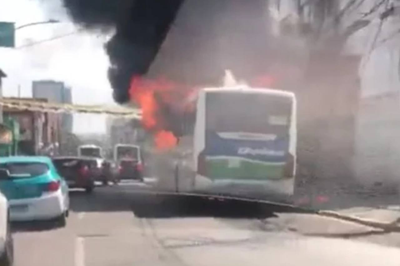 Ônibus em chamas, em Duque de Caxias (RJ) | © Reprodução/Redes sociais