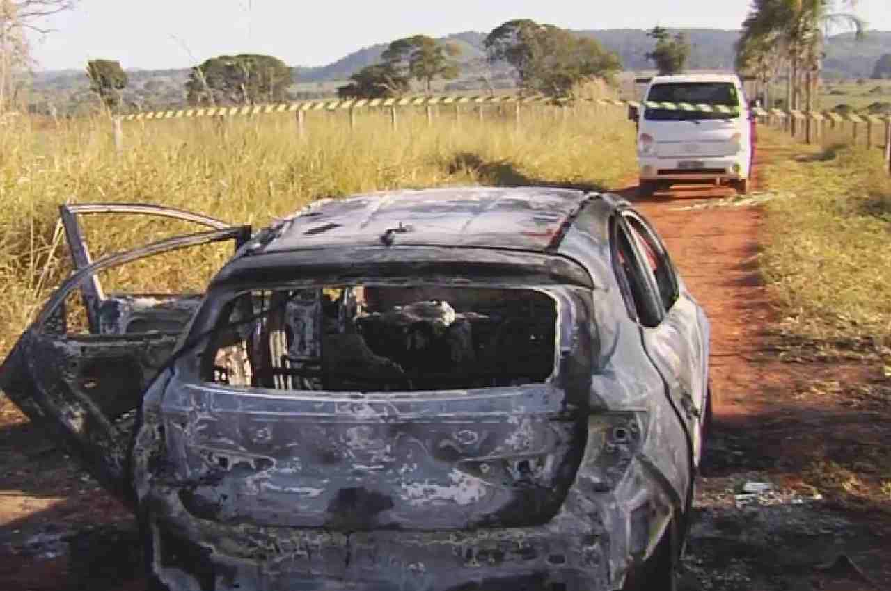 Carro foi queimado com as duas crianças dentro do veículo | © Reprodução/TV Anhanguera