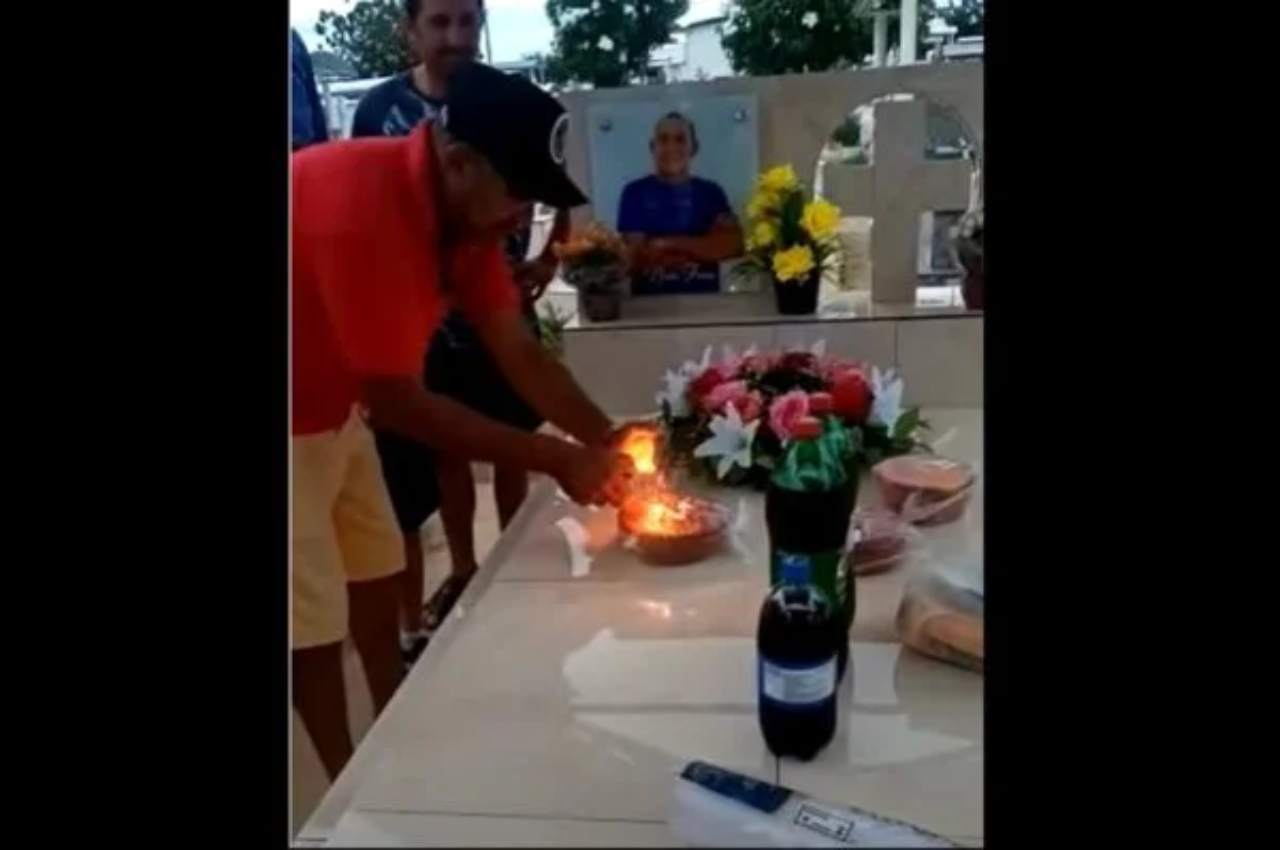 Homem canta parabéns com bolo em seu próprio túmulo | © Reprodução