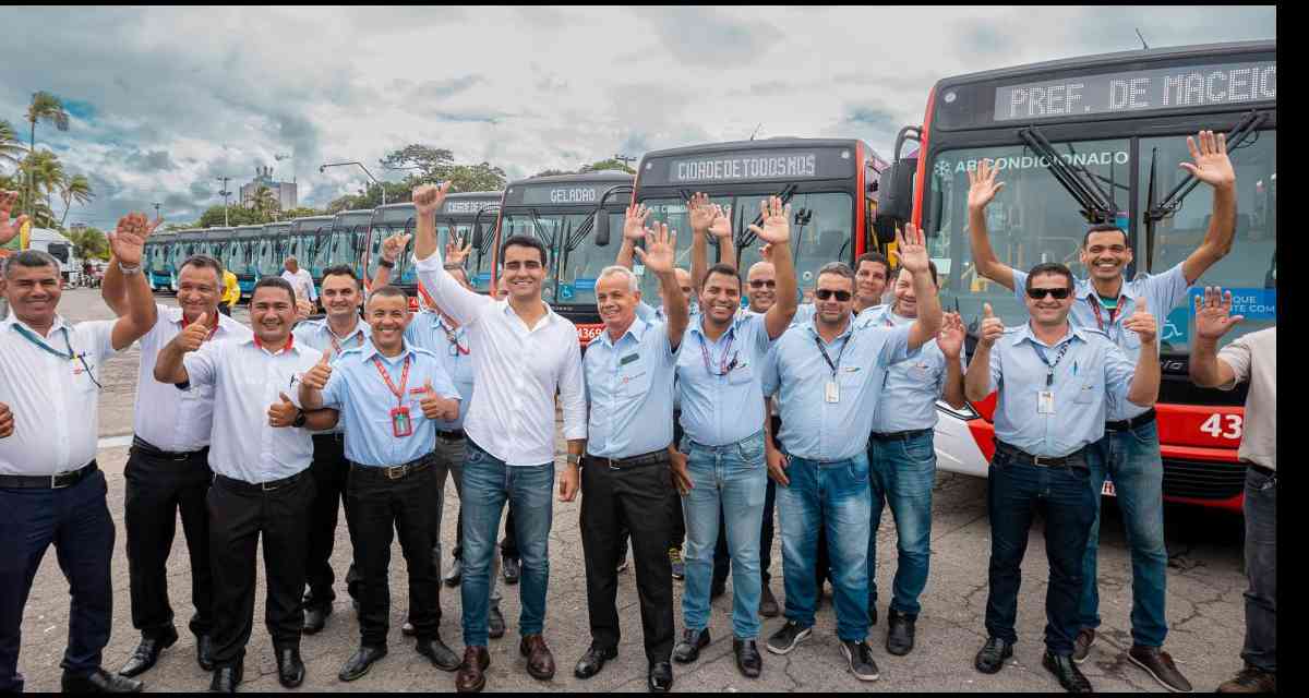 Prefeito JHC entrega mais 21 ‘Geladões’ e reforça frota de ônibus em Maceió