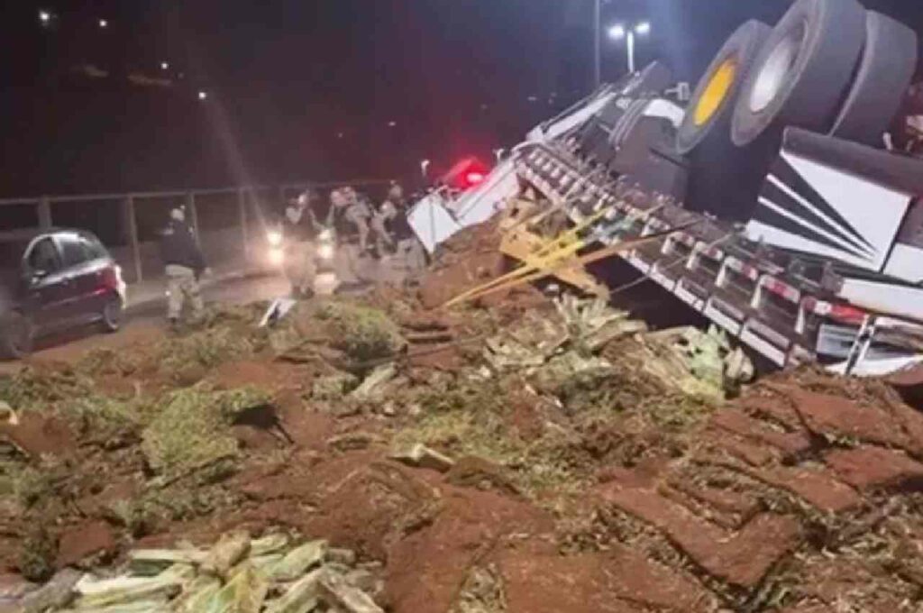 Caminhão carregado de maconha tomba em frente ao Batalhão da PM de Minas Gerais