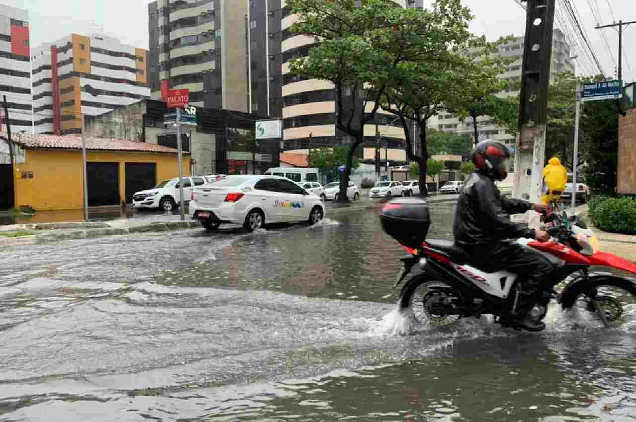 Ruas alagadas em bairros de Maceió | Foto: Pedro Ferro/TV Gazeta