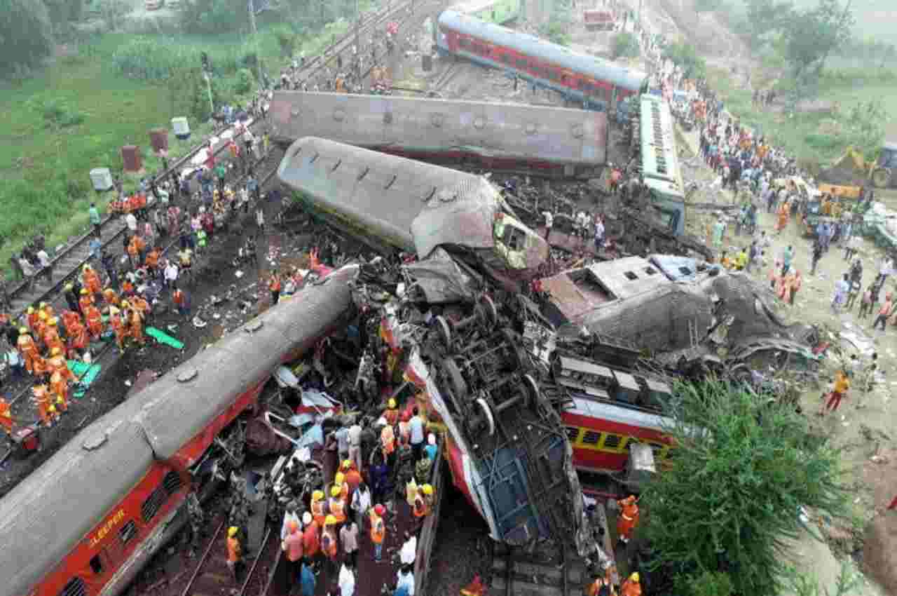 Destroços dos três trens envolvidos na colisão, na Índia | © Reprodução
