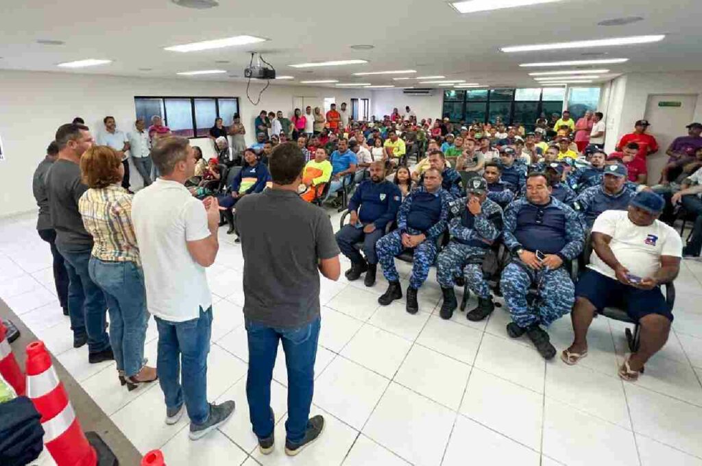 Prefeito de Murici entrega fardamentos para servidores de Meio Ambiente, Infraestrutura e GCM