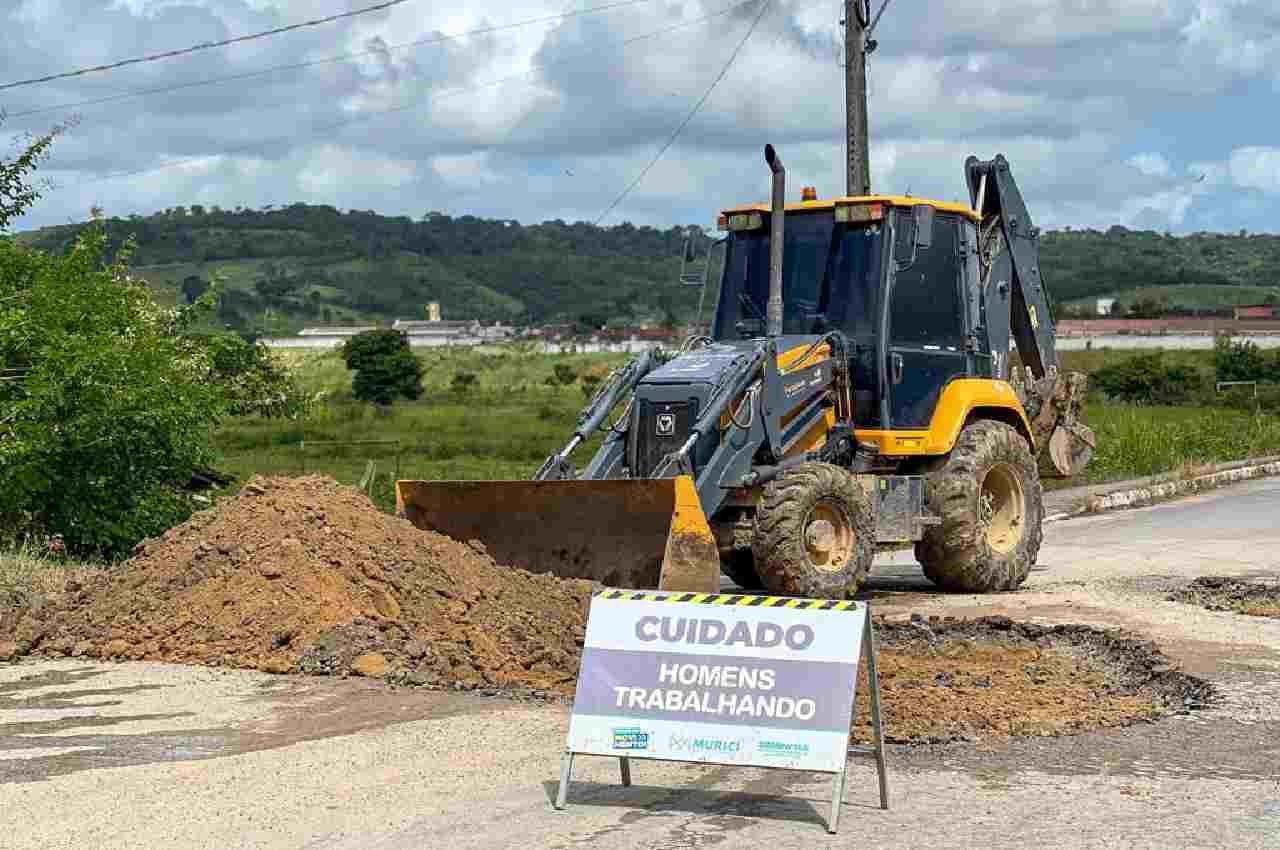 Serviço de recuperação de asfaltos em Murici | Foto: Reprodução