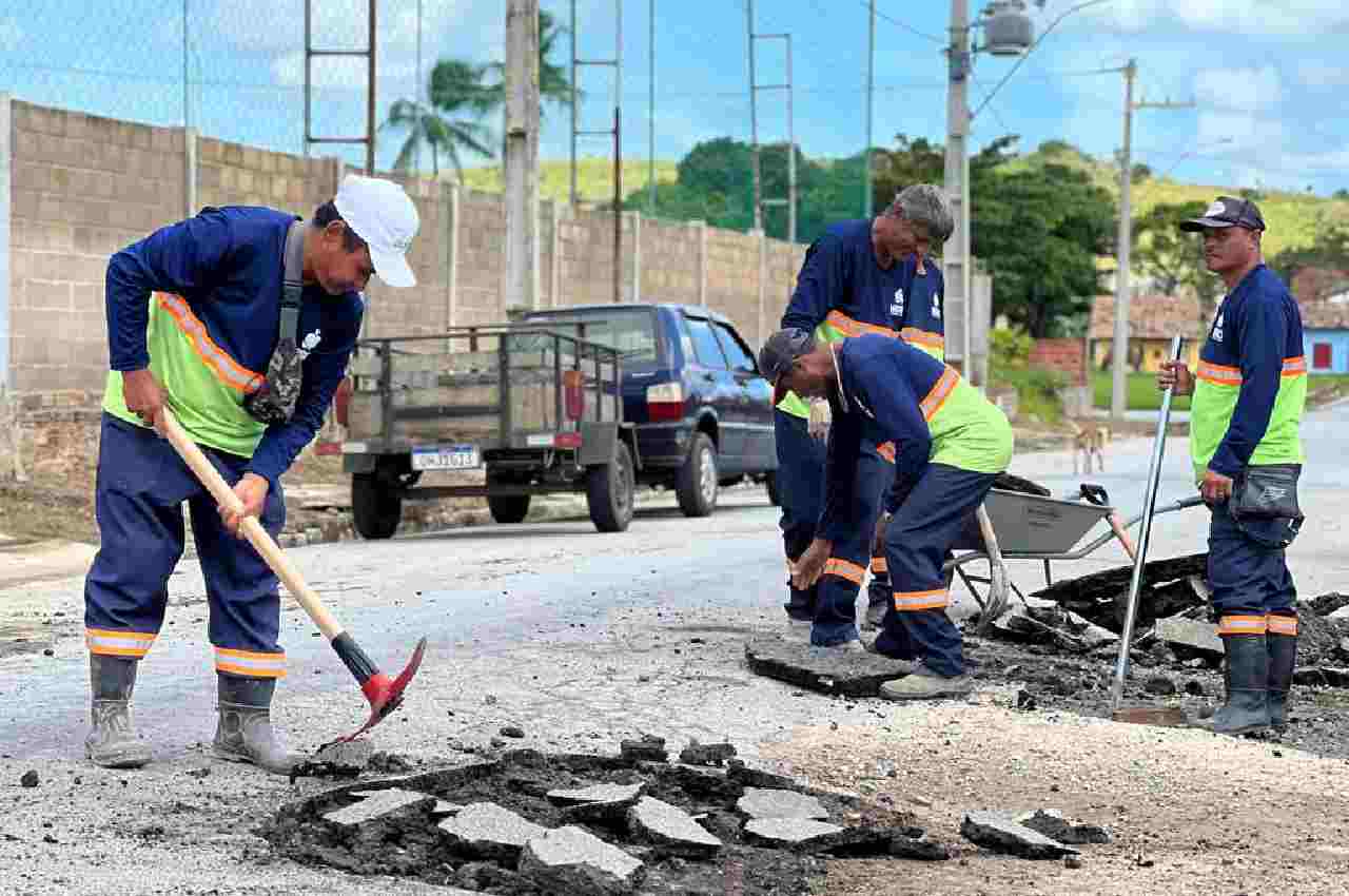 Homens trabalhando na recuperação de ruas em Murici | Foto: Cortesia 