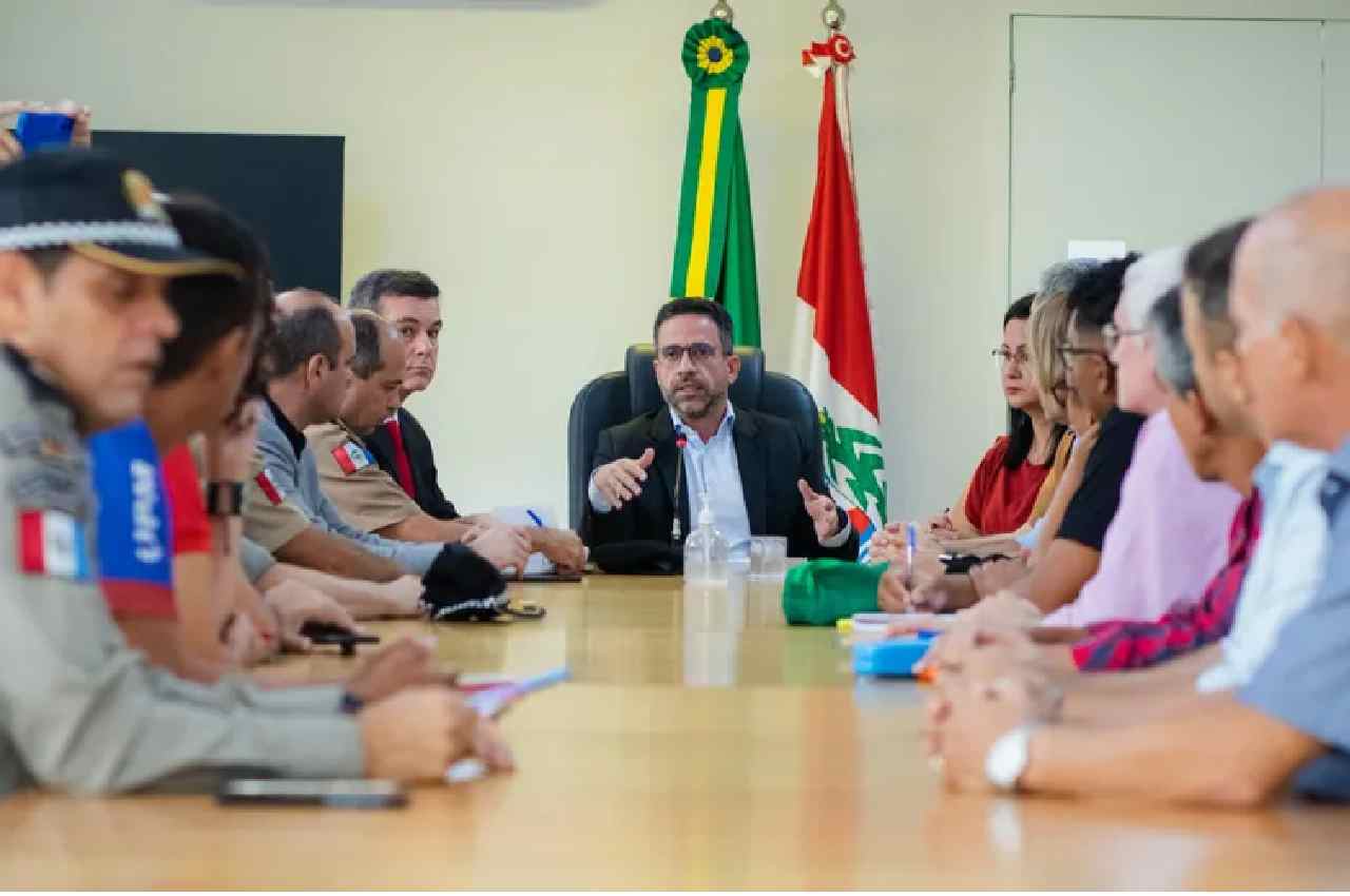 Paulo Dantas, governador de Alagoas, com representantes sindicais | Foto: Ascom / Governo de Alagoas 