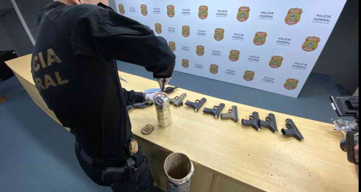 Polícia Federal apreende armas e carregadores em ação de repressão ao tráfico de armas