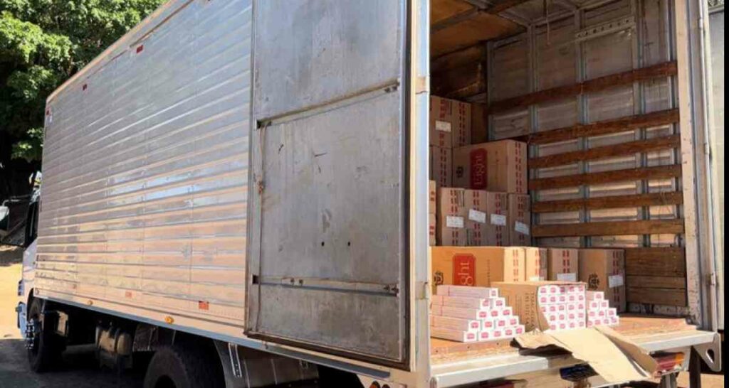 Polícia Federal apreende caminhão carregado com cigarros de origem paraguaia