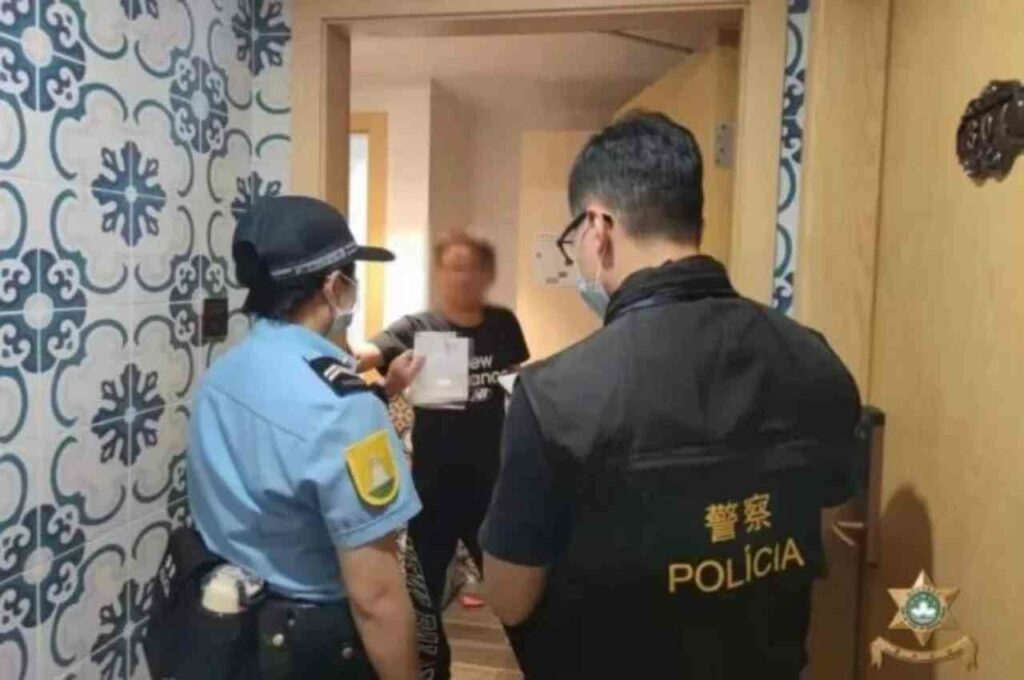 Mulher é presa por ligar cerca de 2,7 mil vezes para os bombeiros por se sentir sozinha: “Queria alguém para ouvir”