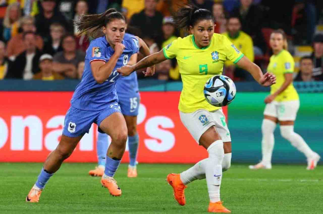 Debinha marcou o único gol do Brasil na partida contra a França | © Patrick Hamilton / AFP