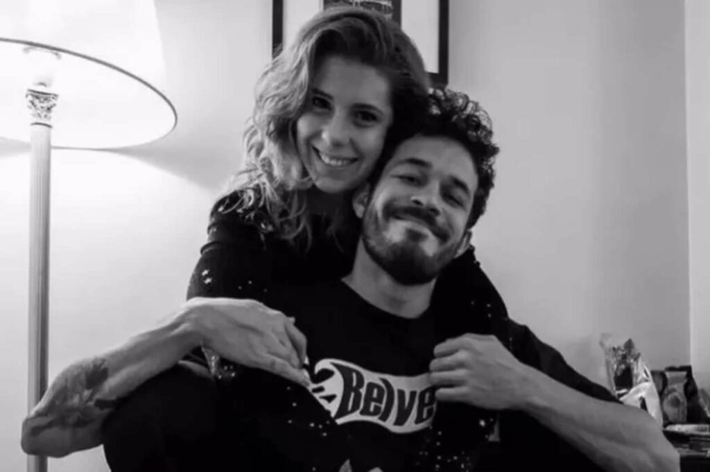 Publicitária expõe traição de viúvo famoso nas redes sociais por escrever cartas de amor à falecida esposa