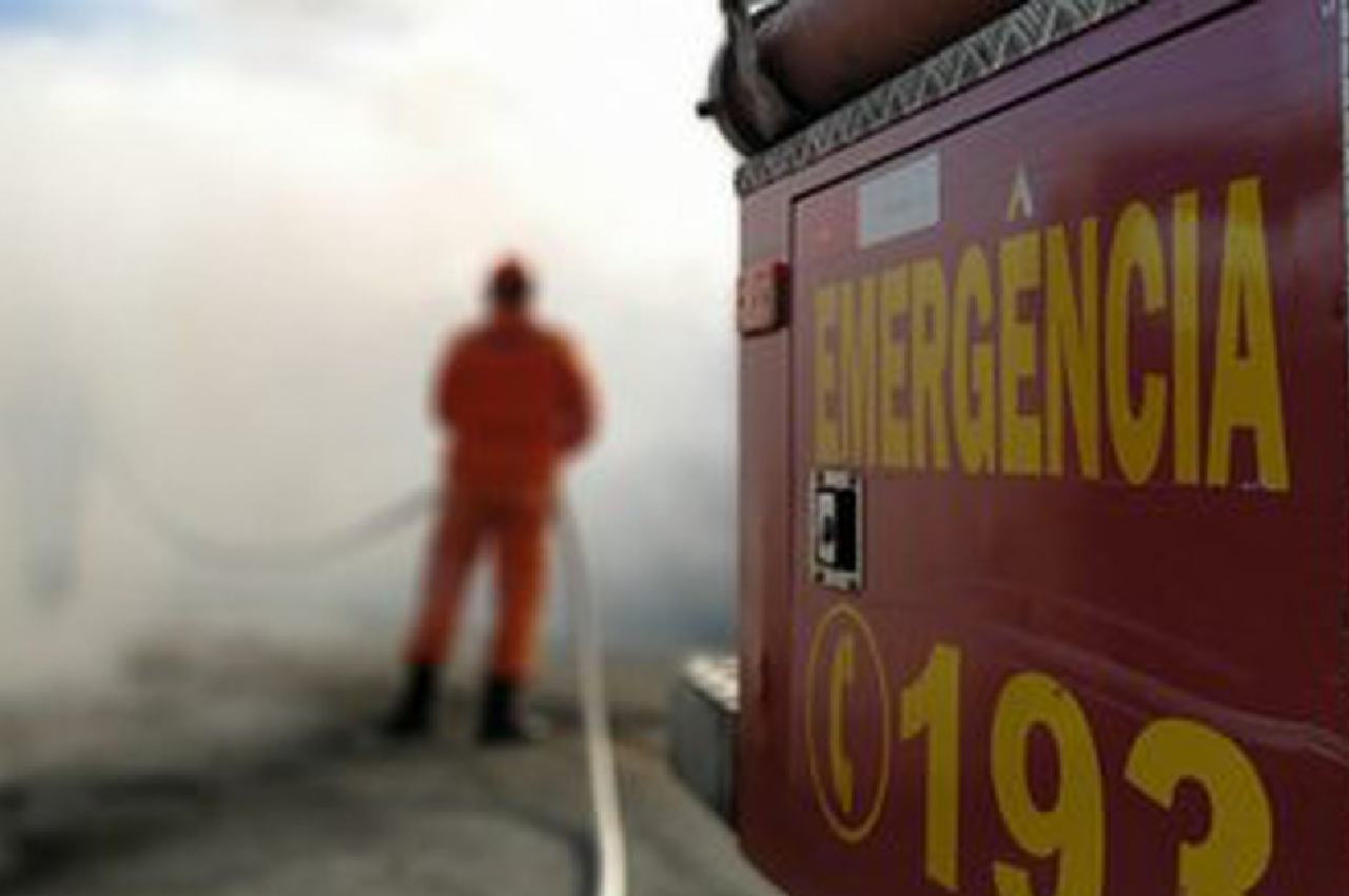Corpo de Bombeiros controlando incêndio – Foto: Imagem ilustrativa 
