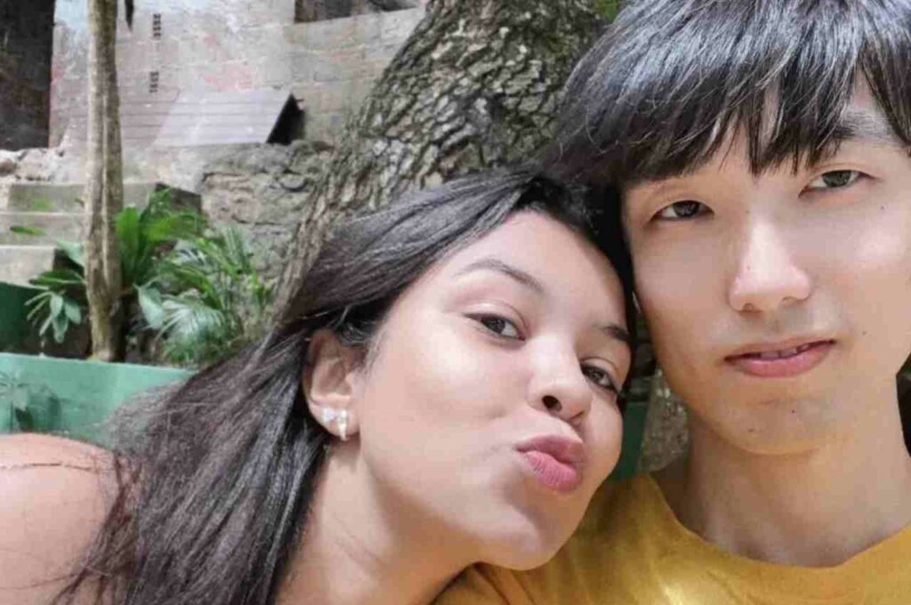 Coreano viraliza nas redes sociais ao viajar por três dias para encontrar namorada nordestina no interior do Ceará