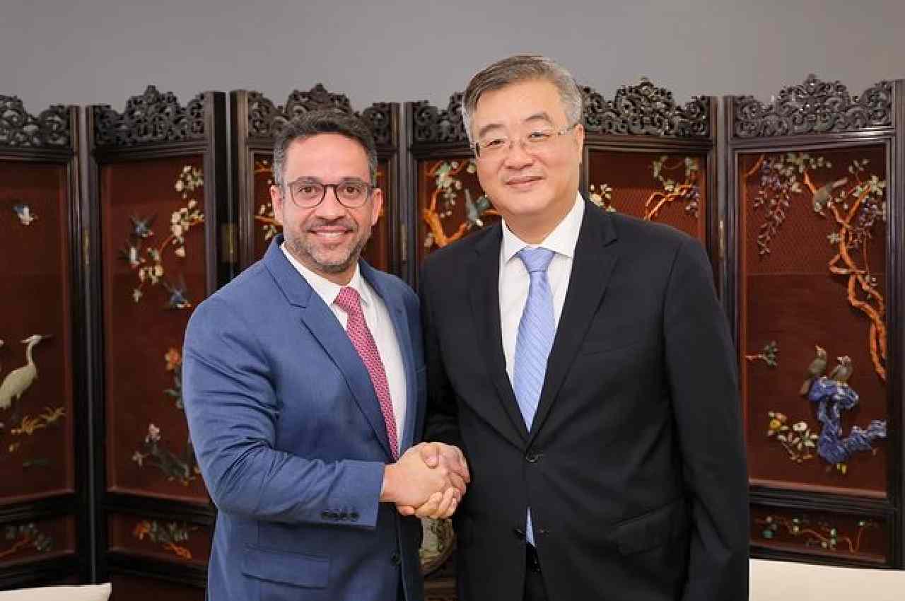 Paulo Dantas e o embaixador da China, Zhu Qingqiao – Foto: Ascom/Governo de Alagoas