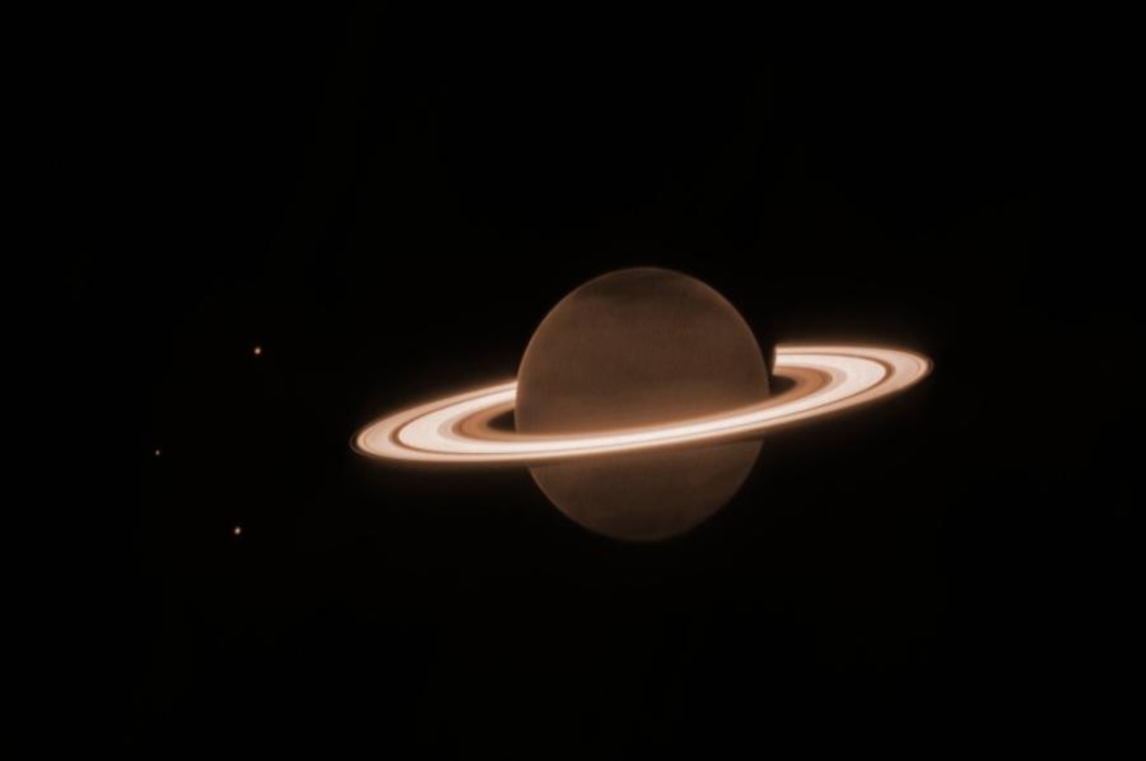Saturno e seus anéis acompanhados por três luas | © Nasa