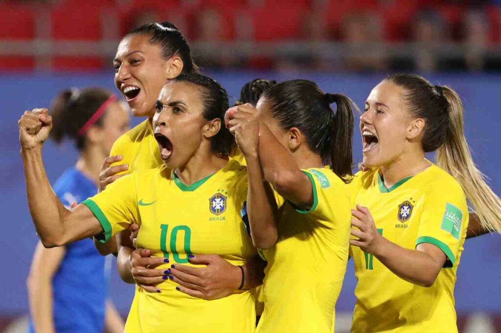 Brasil joga contra os EUA na final do futebol feminino