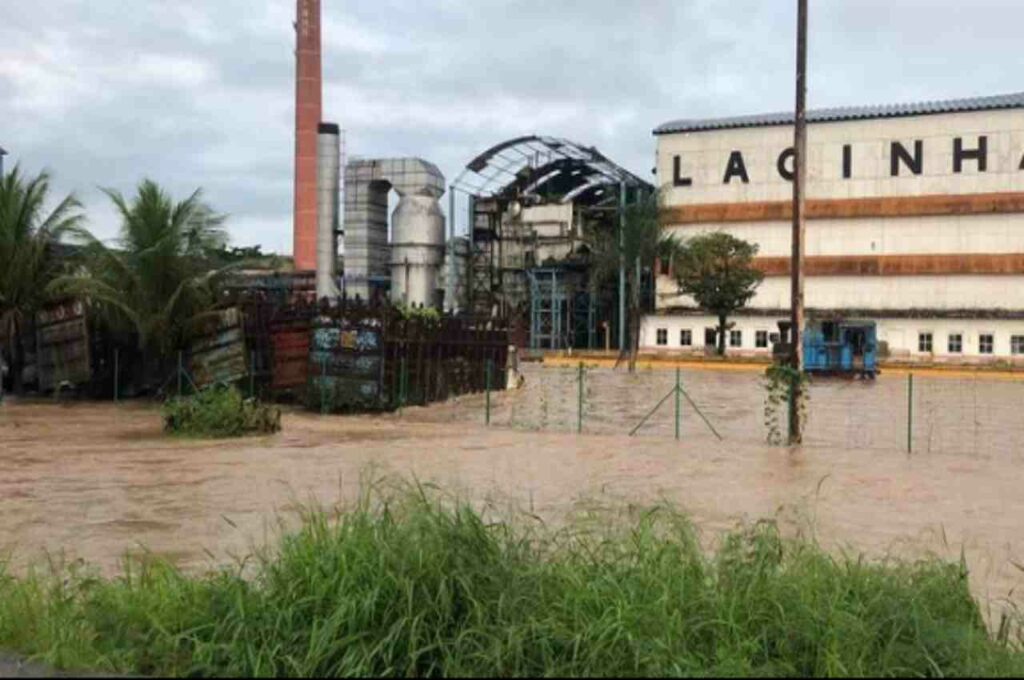 Após quase um ano da última enchente, Rio Mundaú invade Usina Laginha em União dos Palmares