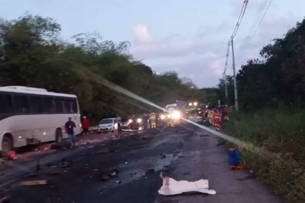 Carreta capota na BR-424 e deixa homem ferido em Marechal Deodoro