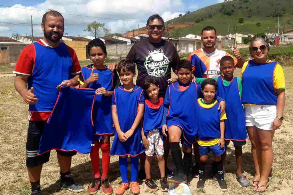 Bangu Palmarino faz trabalho de socialização e iniciação ao esporte em bairro carente de União