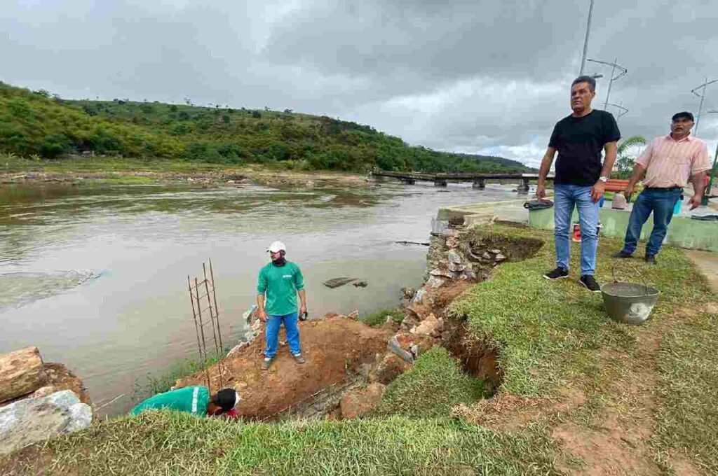 Prefeito de Branquinha acompanha obras de reconstrução da orla após enchente