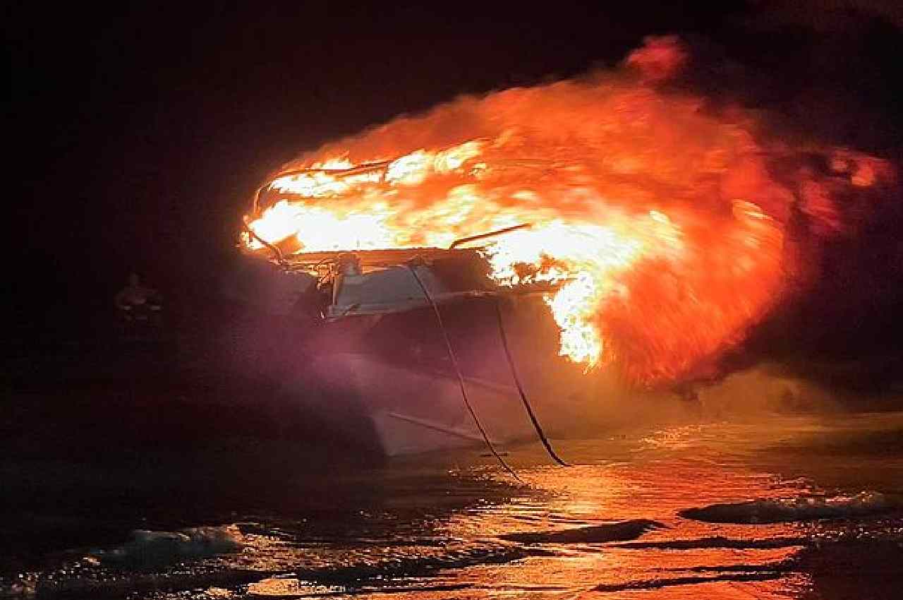 Lancha pega fogo na praia de Ponta Verde, em Maceió | Foto: Itawi Albuquerque