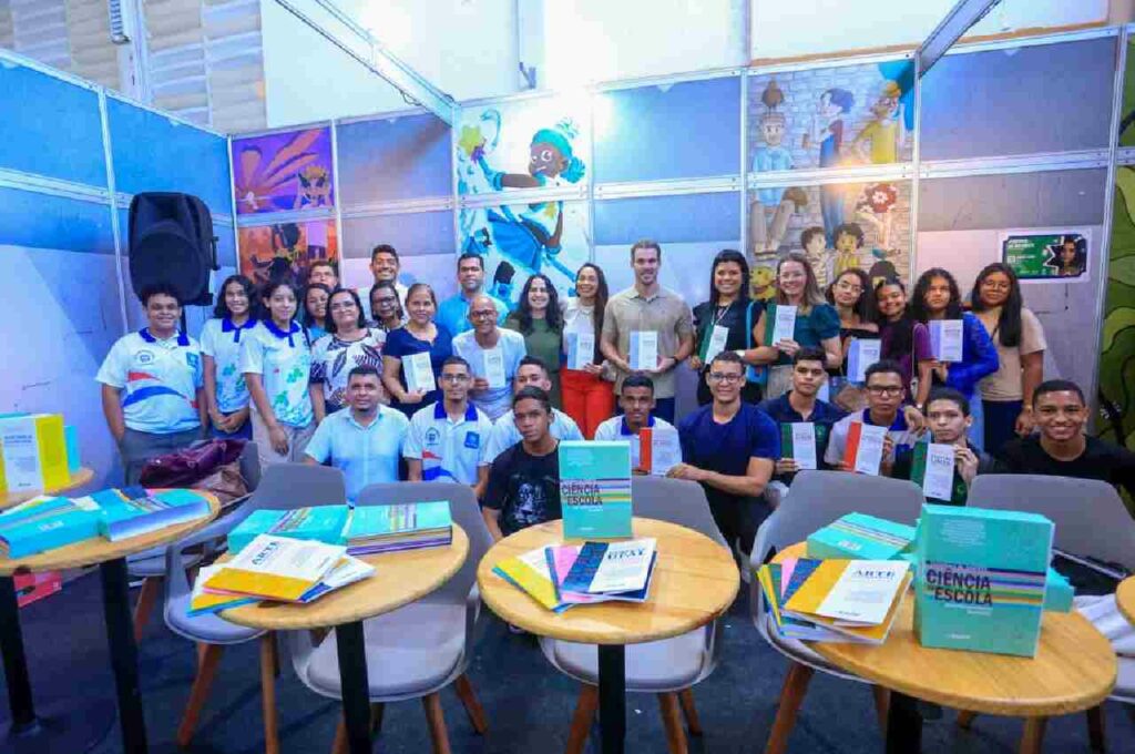 Olavo Neto visita Bienal do Livro e prestigia lançamento de cartilhas científicas produzida por alunos de Murici