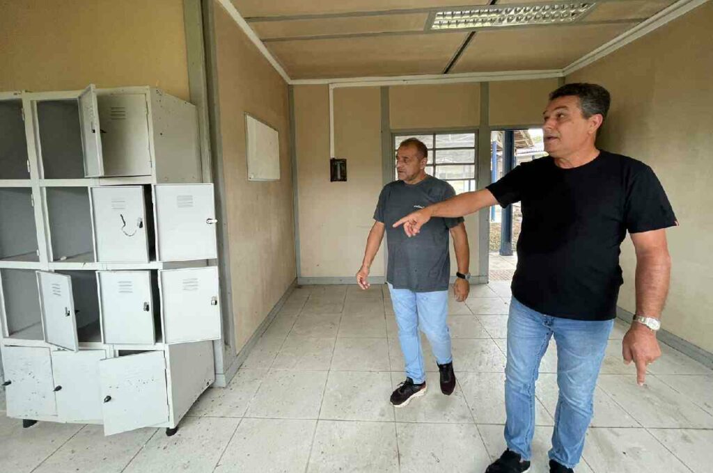 Prefeito de Branquinha anuncia reforma de escola atingida por incêndio em 2019