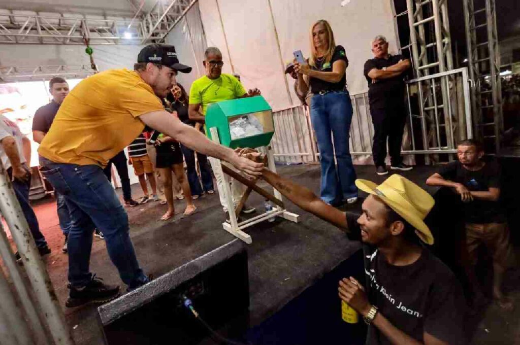 Olavo Neto realiza Show de Prêmios em homenagem ao Dia dos Pais