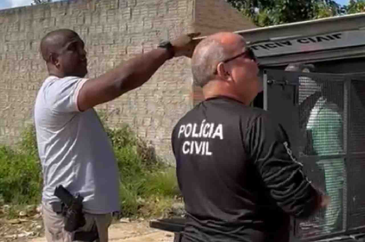 Polícia Civil realizando a prisão do acusado | Foto: Cortesia 