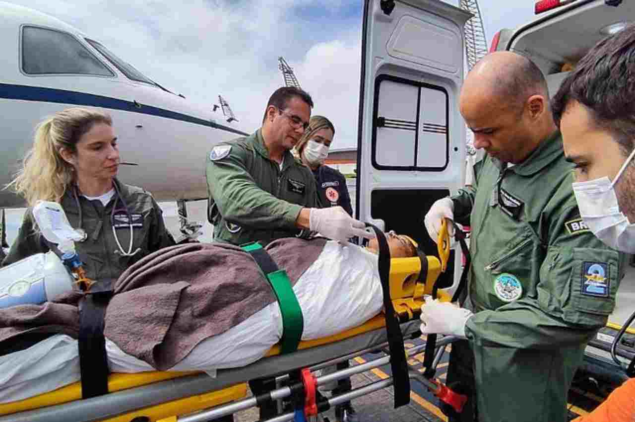 Paciente alagoano sendo transportado | © Josenildo Torres e Olival Santos / Ascom Sesau