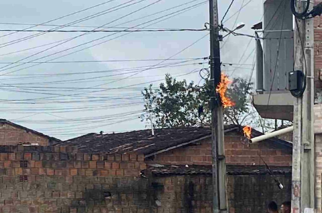 Fiação de poste pega fogo e assusta moradores do Nova Esperança, em União dos Palmares