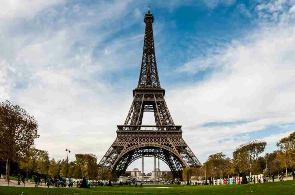 Torre Eiffel é esvaziada após alerta de bomba neste sábado