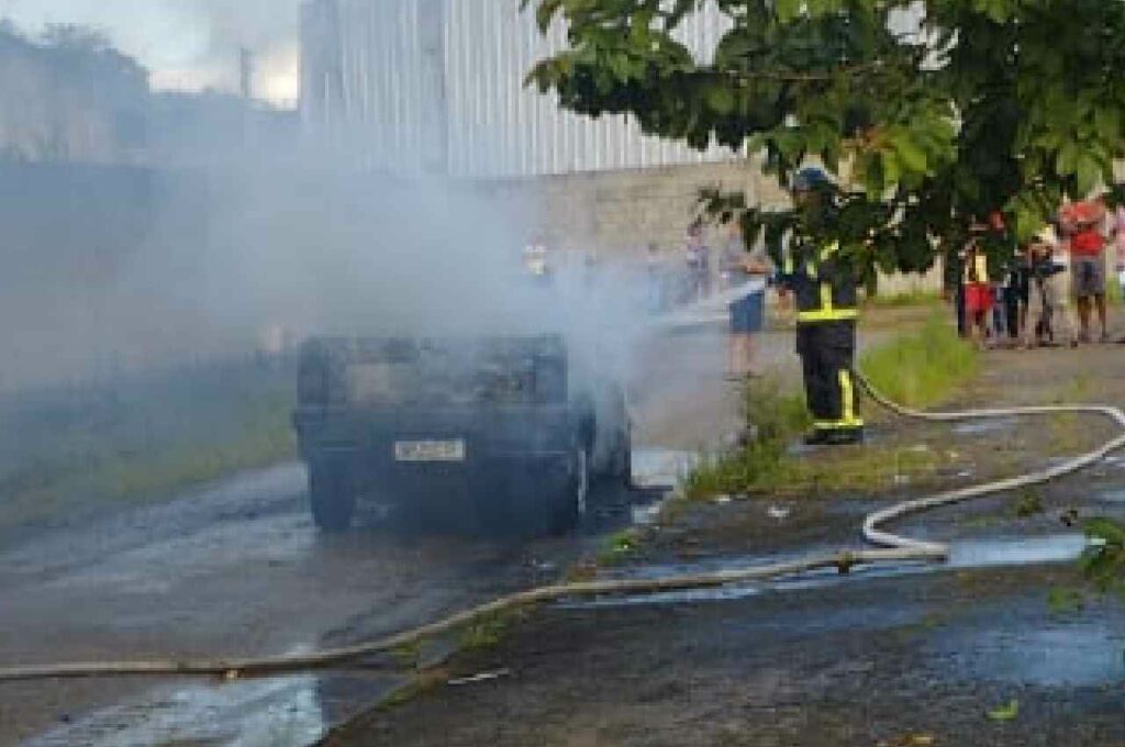 Carro pega fogo e fica completamente destruído em São José da Laje