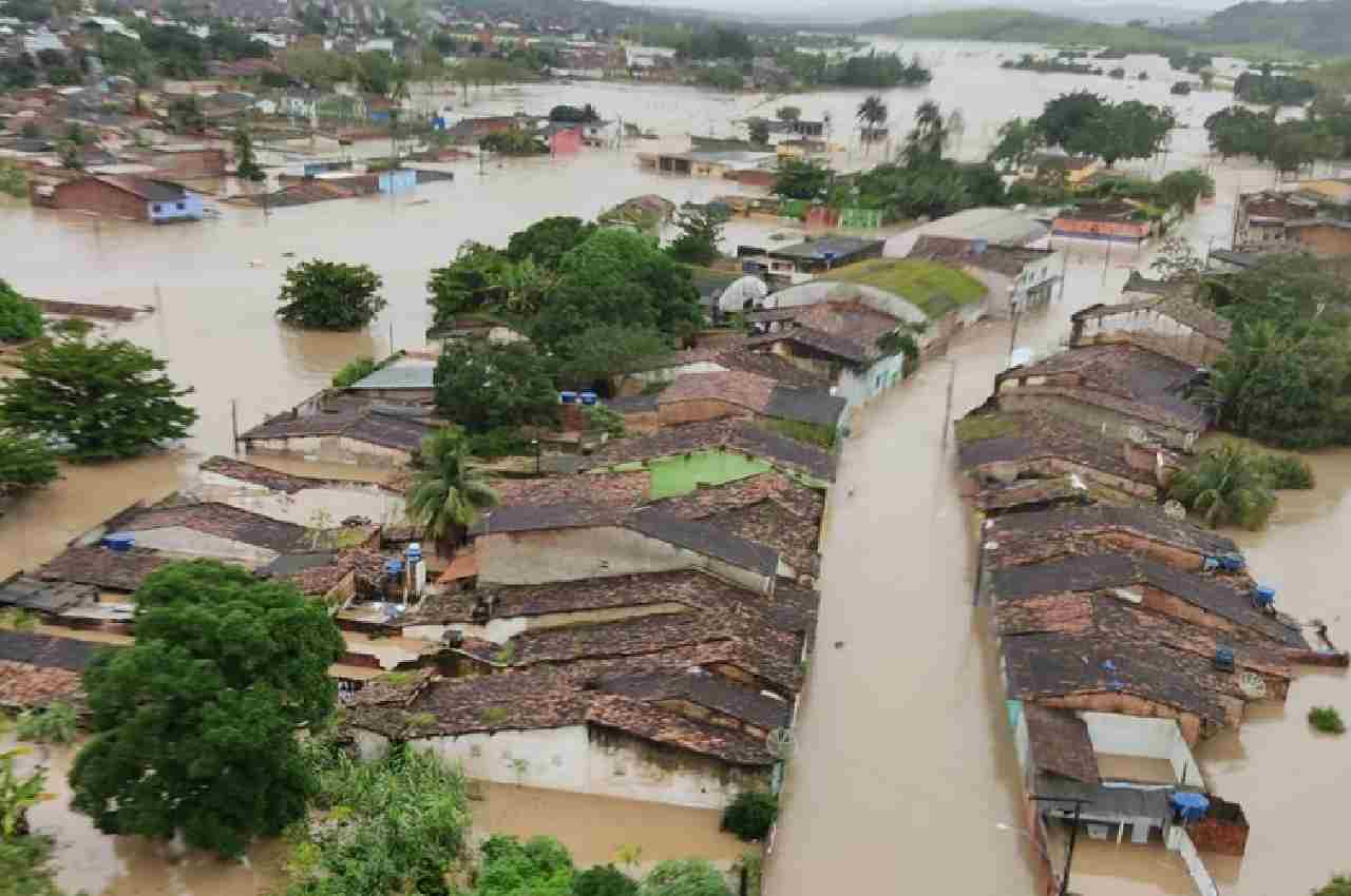 Cidades alagoanas durante após fortes chuvas em 2023 | Foto: Defesa Civil de Alagoas 
